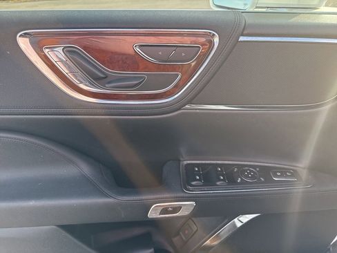 Used 2020 Lincoln Continental w/ Convenience Package image 12