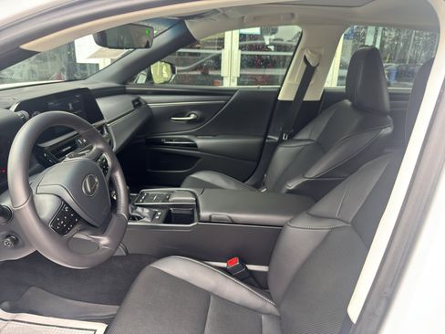 Used 2022 Lexus ES 300h w/ Premium Package image 4