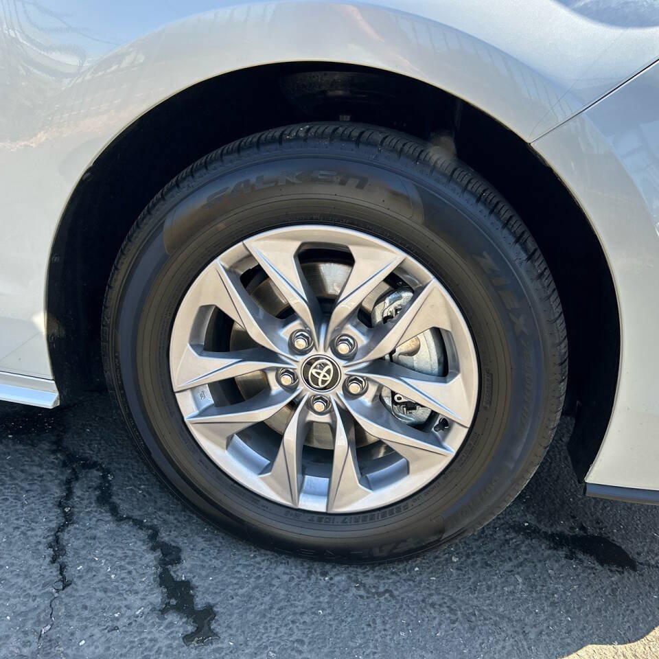 Used 2025 Toyota Sienna XLE w/ XLE Plus Package FWD image 28