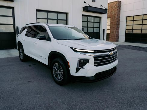 Used 2025 Chevrolet Traverse LT image 10