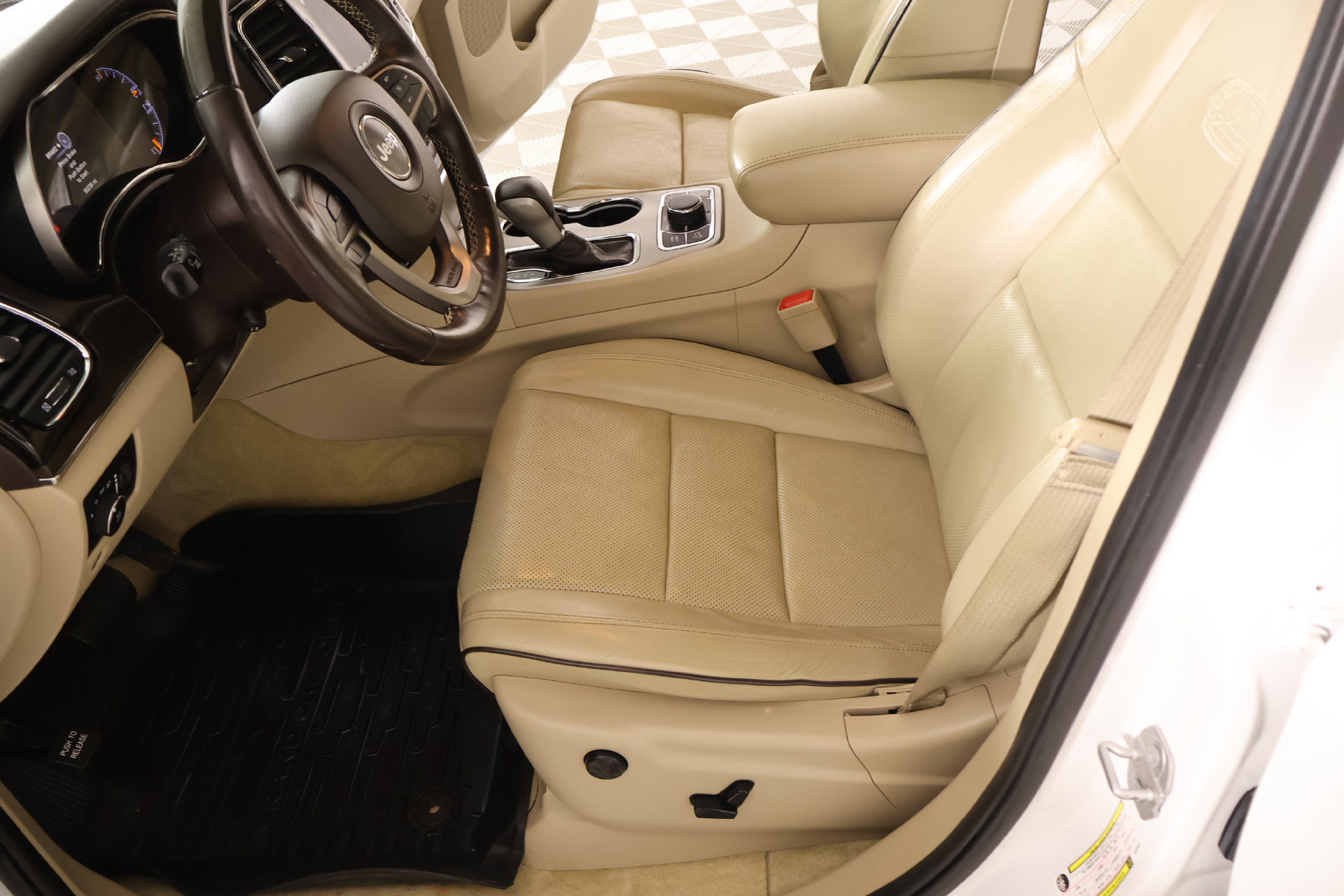 Used 2019 Jeep Grand Cherokee Overland AWD/4WD image 12