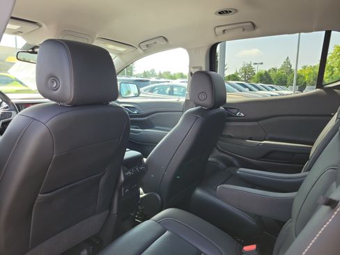 Used 2023 GMC Acadia SLT w/ Preferred Package FWD image 14
