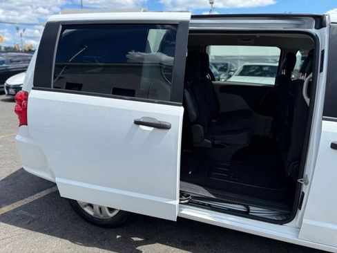 Used 2019 Dodge Grand Caravan SE w/ UConnect Hands-Free Group image 27