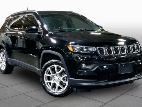 Used 2024 Jeep Compass Latitude AWD/4WD image 3