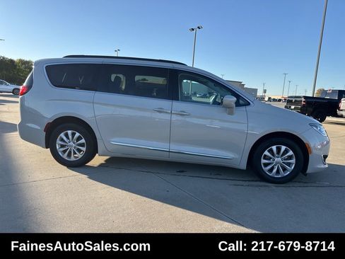 Used 2017 Chrysler Pacifica Touring-L image 14