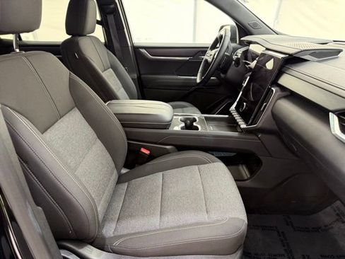 Used 2025 GMC Acadia Elevation image 22