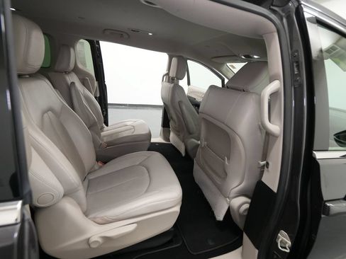 Used 2018 Chrysler Pacifica Touring-L FWD image 26