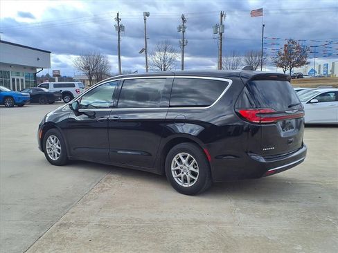 Used 2024 Chrysler Pacifica Touring-L image 2