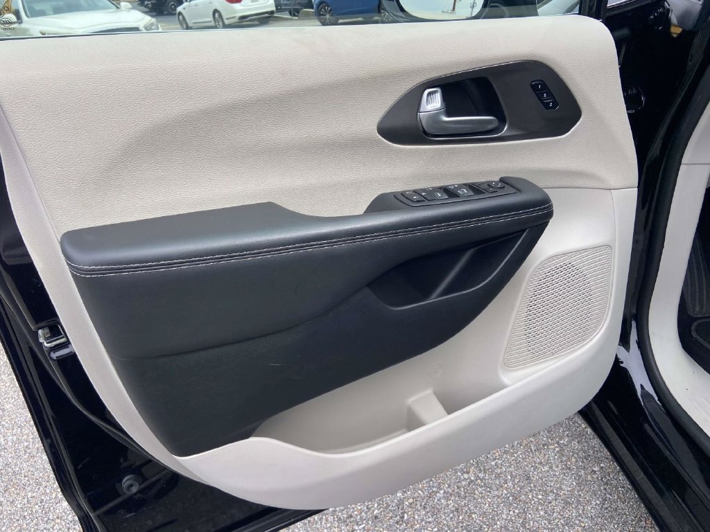 Used 2024 Chrysler Pacifica Touring-L FWD image 12