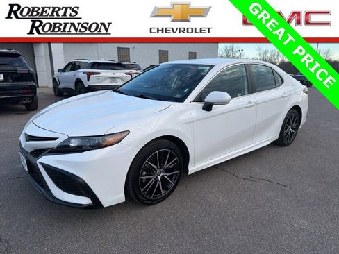 Used 2024 Toyota Camry SE image 1