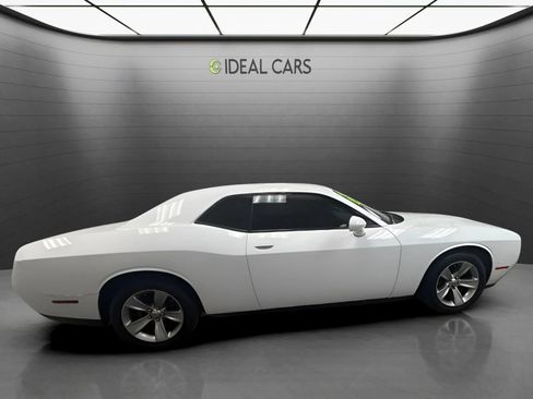 Used 2017 Dodge Challenger SXT RWD image 4