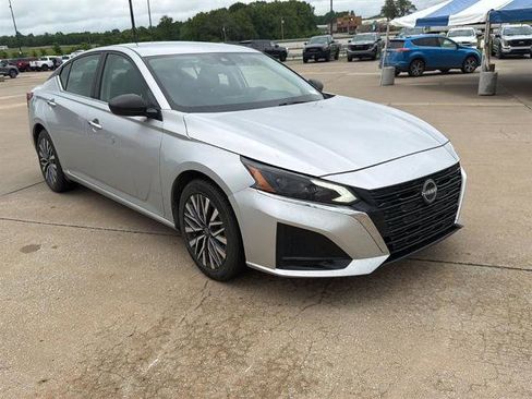 Used 2024 Nissan Altima 2.5 SV FWD image 2