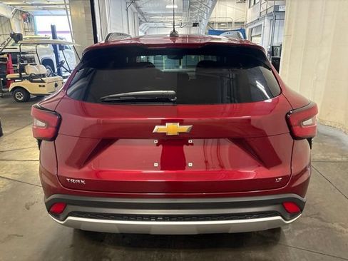 Used 2025 Chevrolet Trax LT FWD image 5