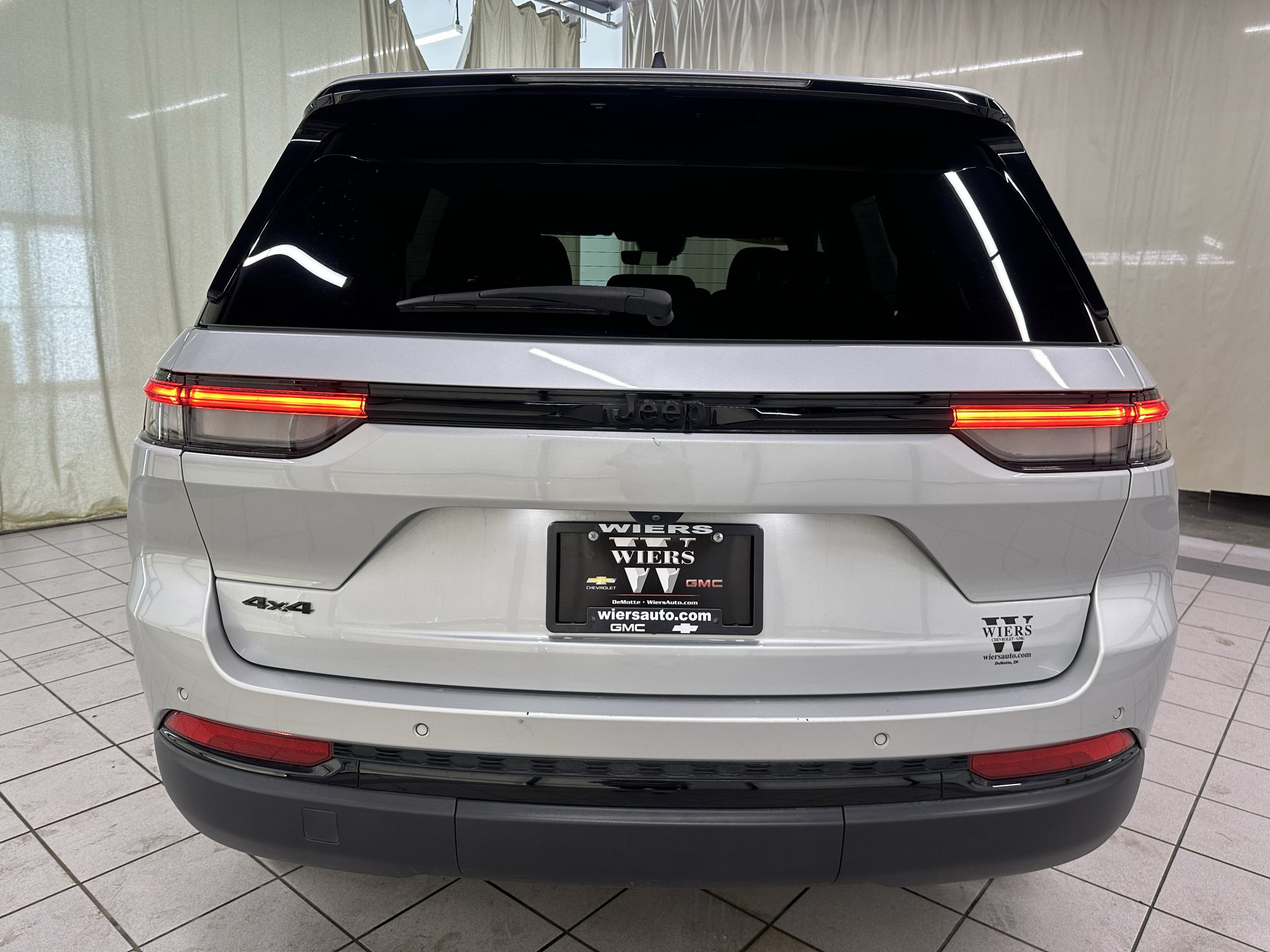Used 2025 Jeep Grand Cherokee Altitude AWD/4WD image 6