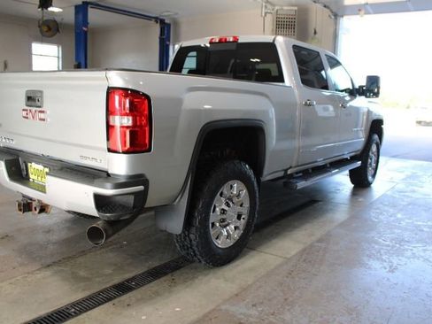 Used 2018 GMC Sierra 2500 Denali w/ Duramax Plus Package AWD/4WD image 9