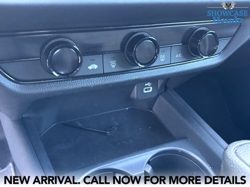 Used 2025 Honda HR-V LX image 11