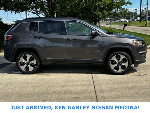 Used 2018 Jeep Compass Latitude w/ Popular Equipment Group AWD/4WD image 2