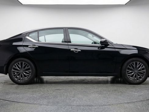 Used 2025 Nissan Altima 2.5 SV image 11