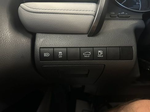 Used 2020 Toyota Camry SE FWD image 18