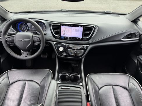 Used 2025 Chrysler Pacifica Limited FWD image 31