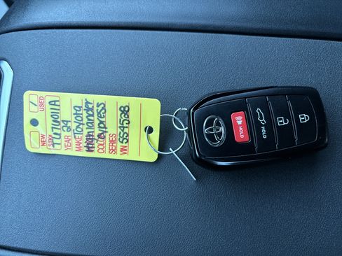 Used 2024 Toyota Highlander XLE image 31