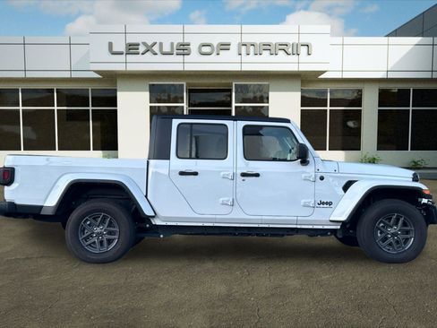 Used 2024 Jeep Gladiator Sport image 7