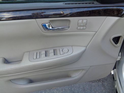 Used 2011 Cadillac DTS Luxury FWD image 22