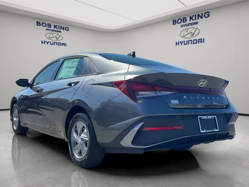 New 2026 Hyundai Elantra SE FWD image 3