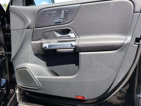 Used 2025 Mercedes-Benz GLB 250 image 26