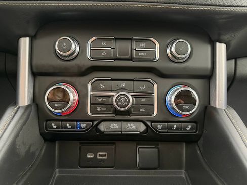 Used 2023 GMC Yukon SLT AWD/4WD image 18