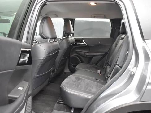 Used 2024 Mitsubishi Outlander FWD image 15