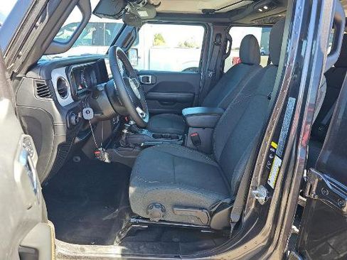 Used 2025 Jeep Wrangler Unlimited Sahara AWD/4WD image 4