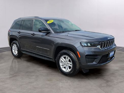 Used 2022 Jeep Grand Cherokee Laredo w/ Luxury Tech Group I AWD/4WD image 3