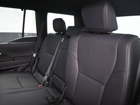Used 2025 Lexus GX 550 w/ Accessory Package (32) AWD/4WD image 17