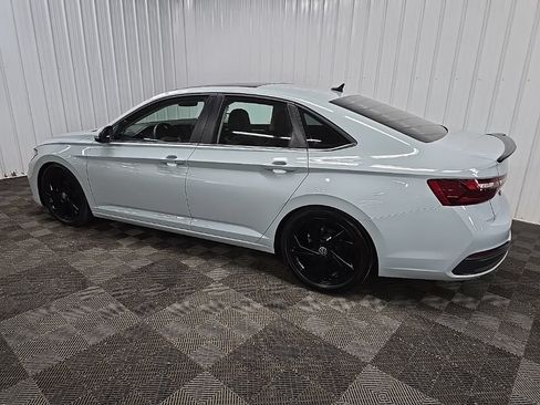 Used 2025 Volkswagen Jetta SE FWD image 4