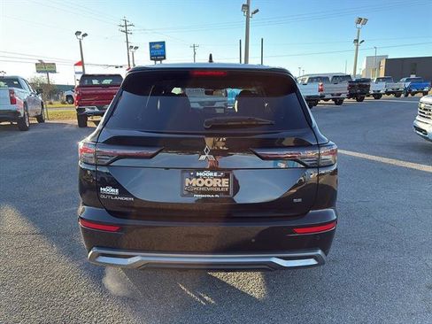 Used 2025 Mitsubishi Outlander SE image 6