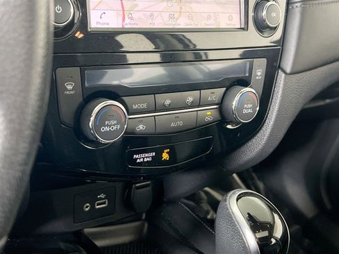 Used 2020 Nissan Rogue SL w/ Premium Package image 16