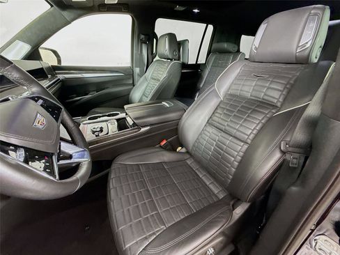 Used 2025 Cadillac Escalade ESV V AWD/4WD image 2