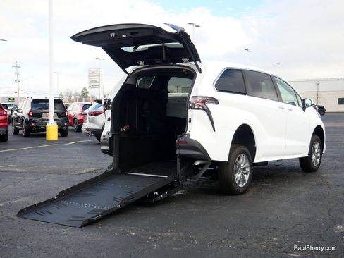 New 2026 Toyota Sienna LE FWD image 11