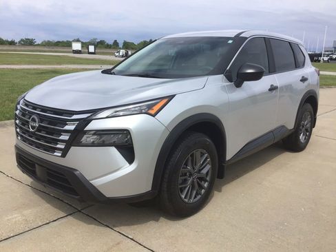 Used 2025 Nissan Rogue S FWD image 3