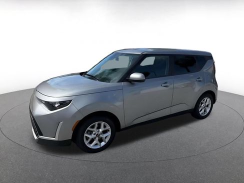 Used 2025 Kia Soul LX w/ LX Technology Package FWD image 8