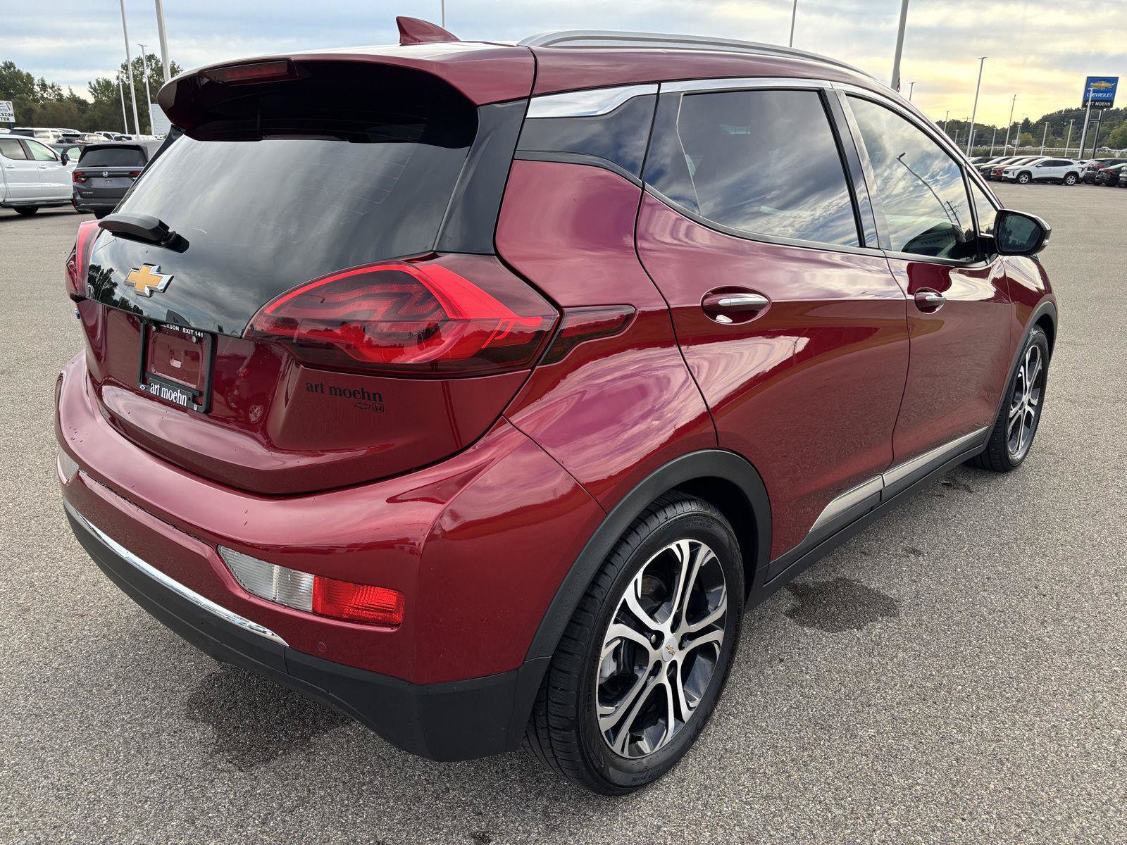 Used 2021 Chevrolet Bolt Premier w/ Infotainment Package FWD image 7