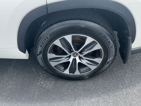 Used 2021 Toyota Highlander XLE AWD/4WD image 11