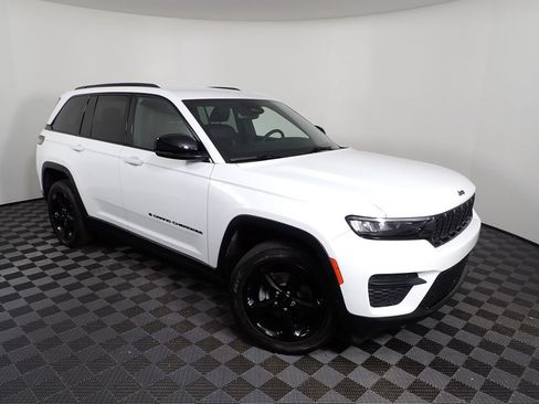 Used 2023 Jeep Grand Cherokee Altitude AWD/4WD image 7