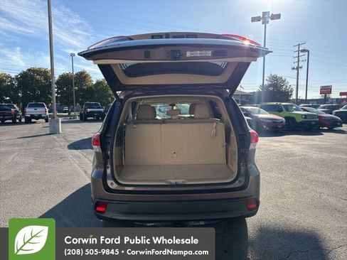 Used 2017 Toyota Highlander XLE w/ Carpet Mat Package AWD/4WD image 30