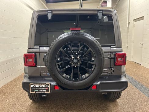 Used 2025 Jeep Wrangler Unlimited Sahara AWD/4WD image 16