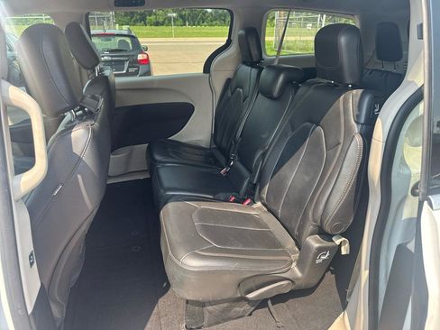 Used 2017 Chrysler Pacifica Touring-L FWD image 11