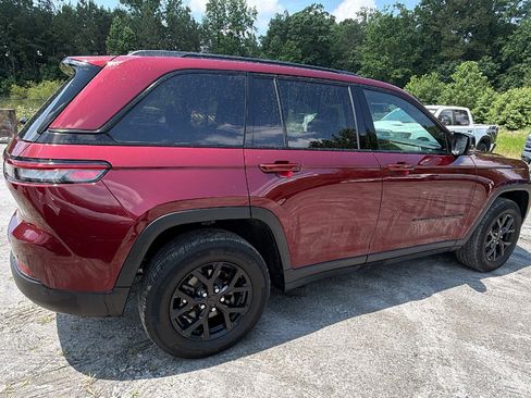 Used 2025 Jeep Grand Cherokee Altitude AWD/4WD image 8