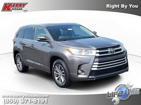 Used 2017 Toyota Highlander XLE AWD/4WD image 1