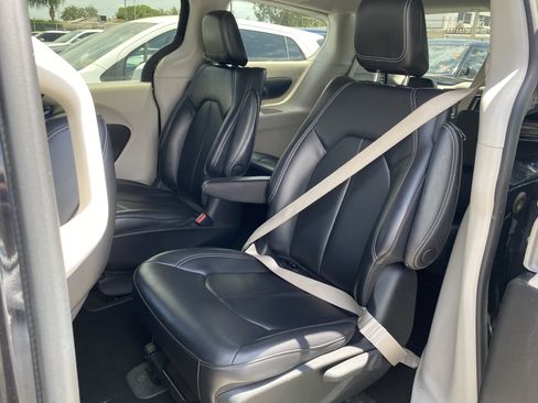 Used 2023 Chrysler Pacifica Touring-L FWD image 16